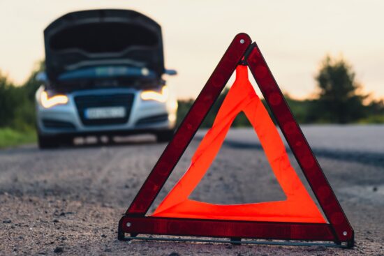 L’importance du triangle de signalisation et des équipements d’urgence dans les voitures