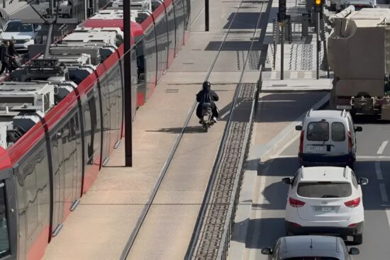 Les comportements à adopter à proximité des lignes de tramway à moto