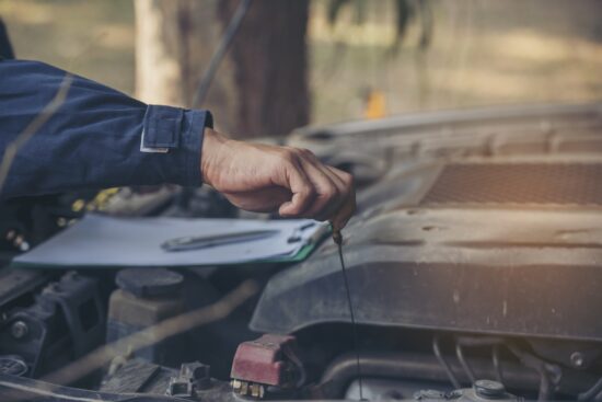 Voyage pendant les vacances : importance de vérifier l’état mécanique du véhicule avant le départ